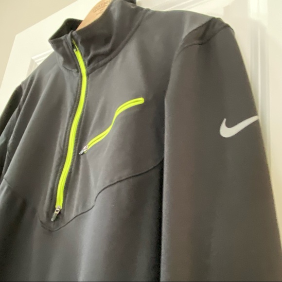 The Nike Sphere Shieldrunner Half Zip Black Pullover Running Top w Thumbholes - Picture 4 of 9